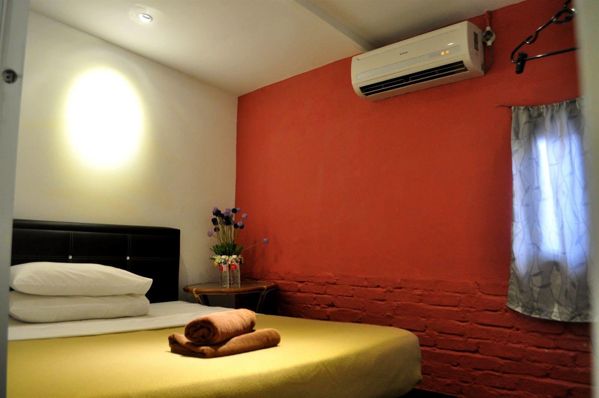 Monkey Motel Cafe Malacca Exterior photo
